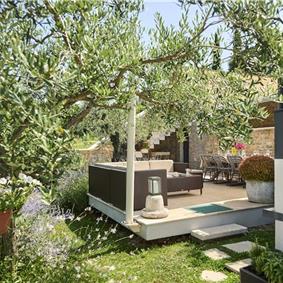 4 Bedroom Luxury Villa Retreat with Heated Infinity Pool near Buje, Sleeps 8-10